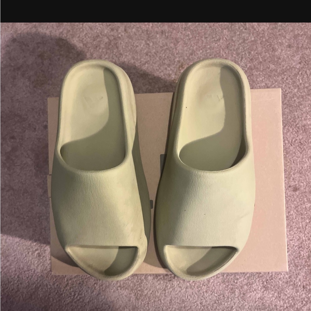 RESIN 2022 Yeezy slide size 9